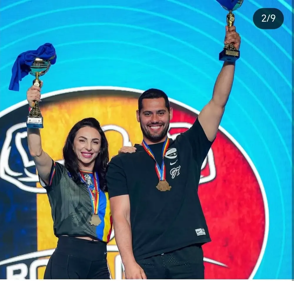 Silviu Dobre ridică trofeul pe scenă